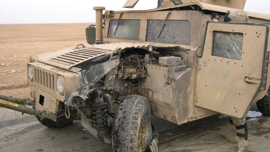 Humvee uszkodzony przez niewielką minę - Irak 2005 (zdjęcie ilustracyjne)
