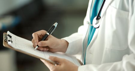 28-letni lekarz oskarżony o pedofilię. Wpadli na jego trop, bo podglądał kobiety