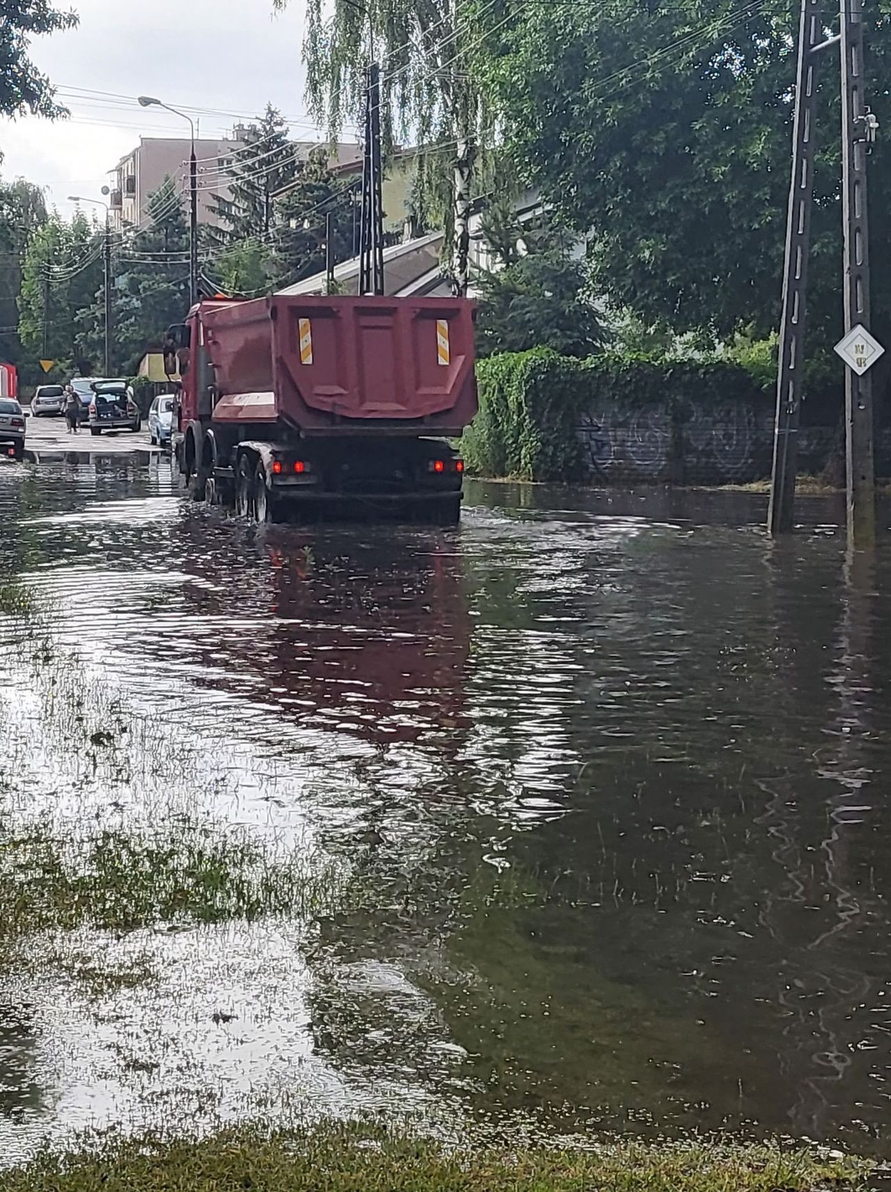 Jedna z zalanych ulic w Wołominie. Fot: