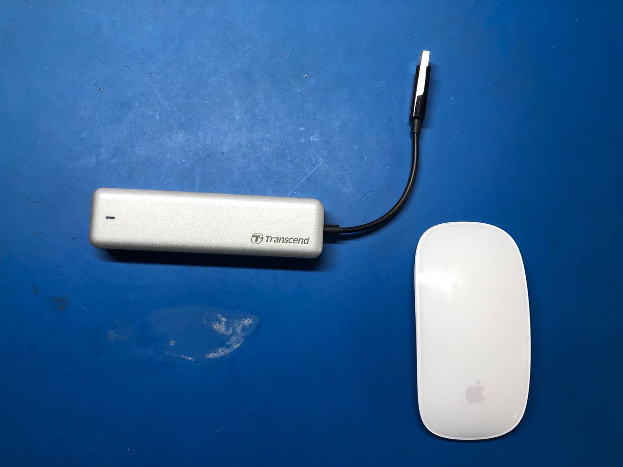 Transcend JetDrive 855 jest równie niewielki jak Magic Mouse ale i równie lekki jak mysz.