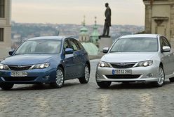 Subaru Impreza przyklejona do drogi