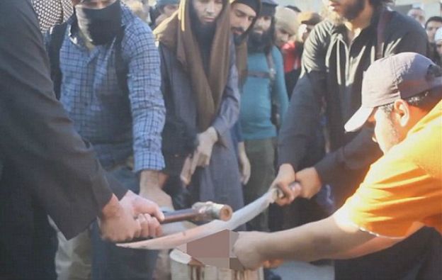 Bojownicy ISIS obcięli maczetą i młotem rękę złodziejowi w pokazowej egzekucji w Syrii