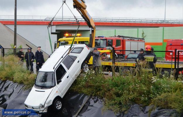 Kobieta wjechała samochodem do wody. Czekała na pomoc policjantów... stojąc na jego dachu