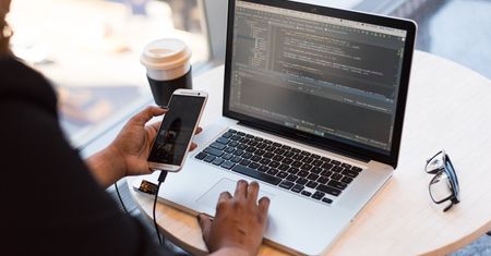 Kod aplikacji napisanych w Kotlinie pachnie przyjemnie, a Java śmierdzi