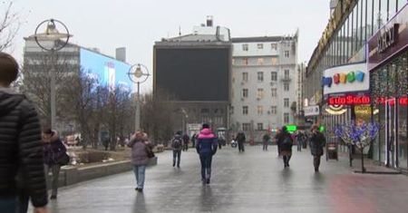 Wartość rubla spada pomimo podniesienia przez Bank Centralny stóp procentowych do 17%.