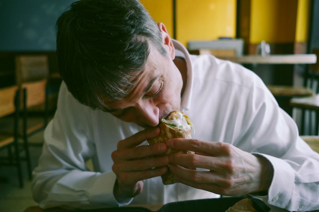 Objaw pojawia się po jedzeniu. To znak, że jesz za dużo soli