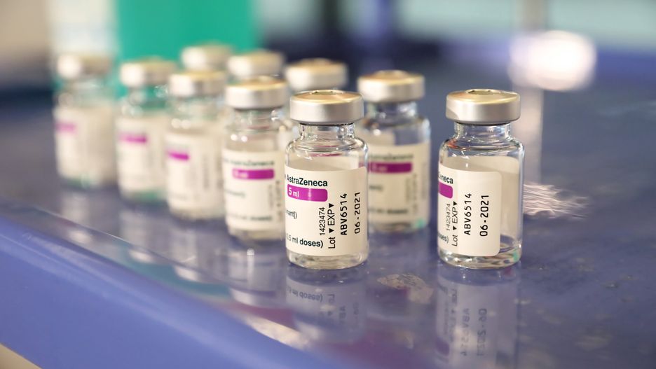 Warszawa, 24.03.2021. Koronawirus w Polsce. Preparaty firmy AstraZeneca prezentowane podczas inauguracji szczepień funkcjonariuszy służb mundurowych, 24 bm. w Warszawie. (amb) PAP/Leszek Szymański