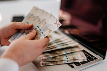 UE ogranicza płatności gotówkowe. Drogie zakupy tylko przez konto bankowe?