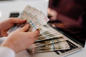 UE ogranicza płatności gotówkowe. Drogie zakupy tylko przez konto bankowe?