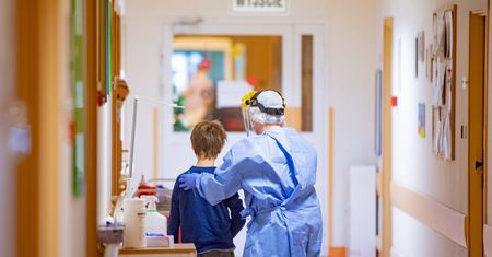 Niemowlę pod respiratorem. Koronawirus wciąż bardzo groźny dla dzieci