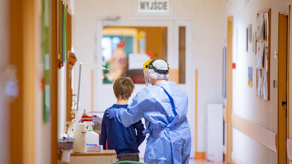Niemowlę pod respiratorem. Koronawirus wciąż bardzo groźny dla dzieci 