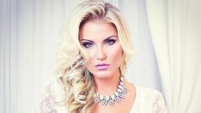 Trzy miesiące temu urodziła dziecko. Żona mistrza IO chwali się płaskim brzuchem