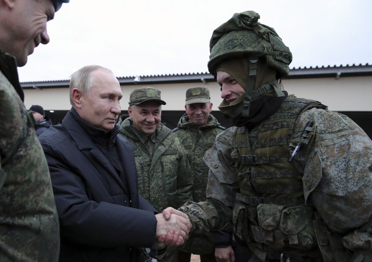 Putin wizytuje rosyjską jednostkę wojskową.