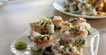 Sushi bez stresu i rolek – przepis na prosty tort, który zachwyca gości