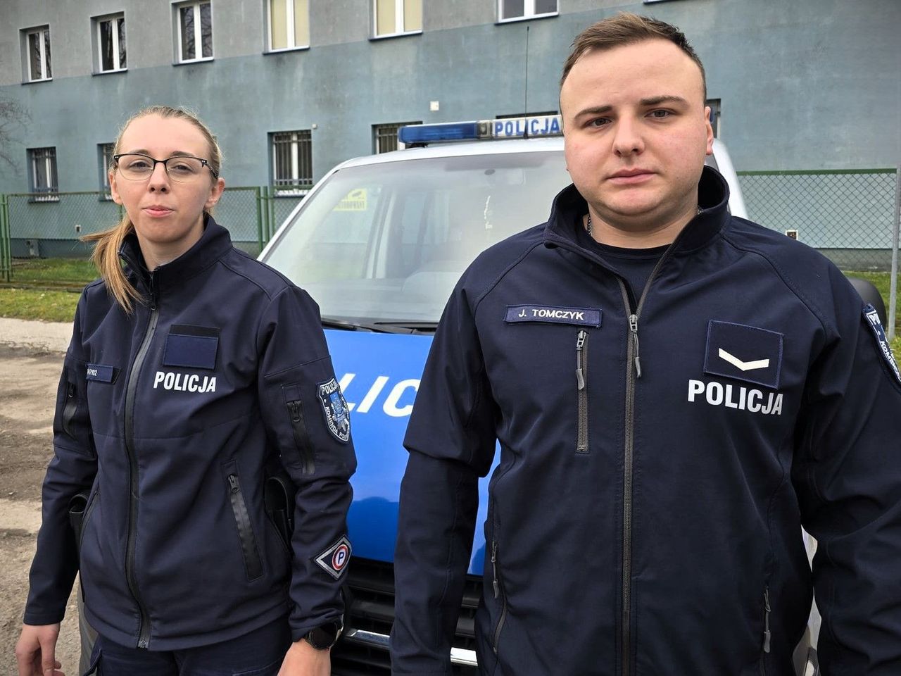 "Nie było czasu na wahanie". Policyjny patrol ruszył na ratunek w płonącym domu przy ul. Myśliwskiej
