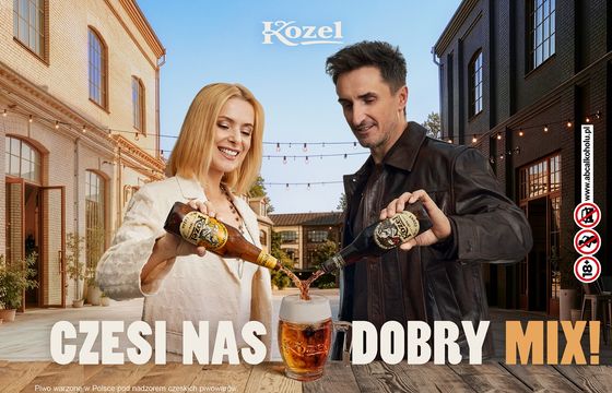 Halina Mlynkova i Sebastian Karpiel-Bułecka w kampanii Kozel