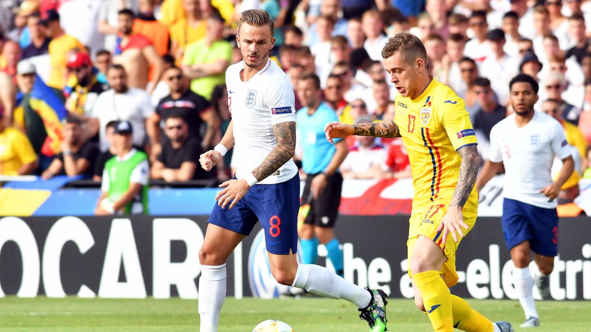 PAP/EPA / ALESSIO TARPINI / Na zdjęciu: James Maddison (z lewej) i Alexandru Cicaldau (z prawej) 