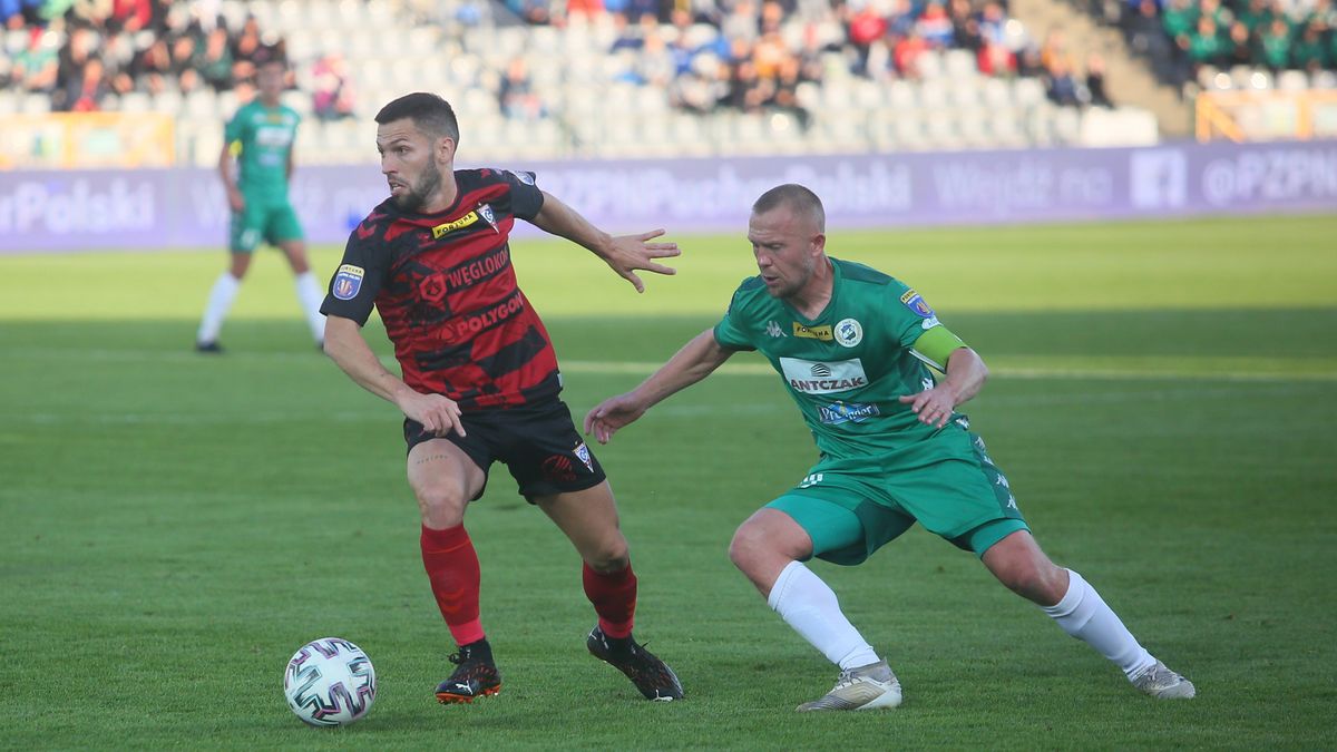 PAP / Tomasz Wojtasik / Na zdjęciu: piłkarz KKS 1925 Kalisz Adrian Łuszkiewicz (P) i Daniel Pacheco (L) z Górnika Zabrze