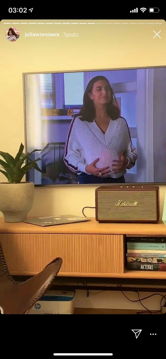 Julia Wieniawa w Rodzinka.pl ze sztucznym ciążowym brzuchem