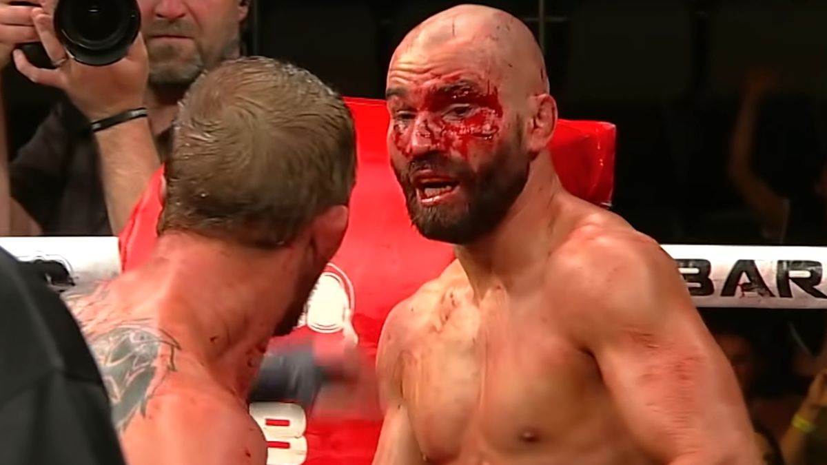 Atriom Łobow podczas walki z Jasonem Nightem na gali Bare Knuckle FC