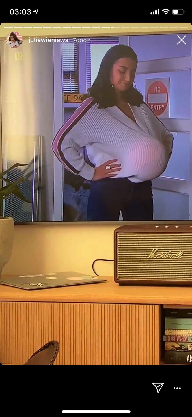 Julia Wieniawa w Rodzinka.pl ze sztucznym ciążowym brzuchem