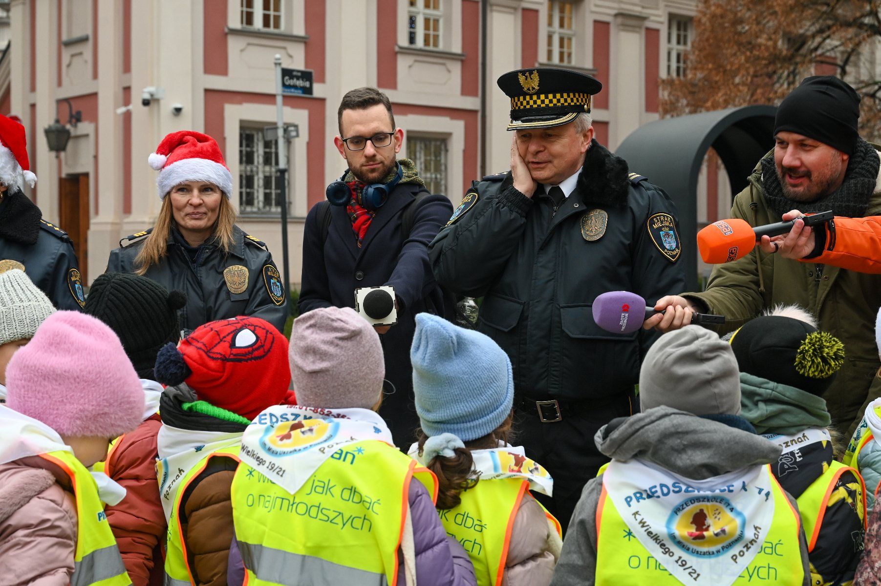 Dzieci ubrały poznańskie koziołki w świąteczne ubranka fot. UMP