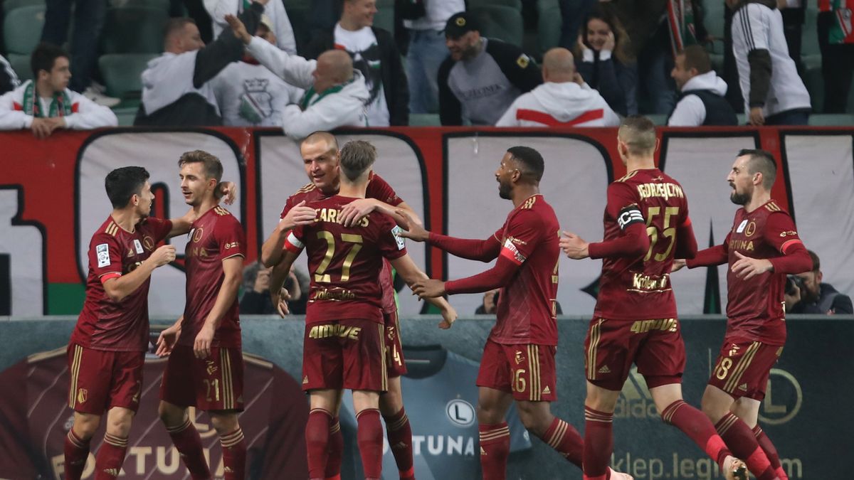 PAP / Leszek Szymański / Na zdjęciu: strzelec bramki dla Legii Warszawa Dominik Nagy (2-L) cieszy się z gola podczas meczu z Górnikiem Zabrze