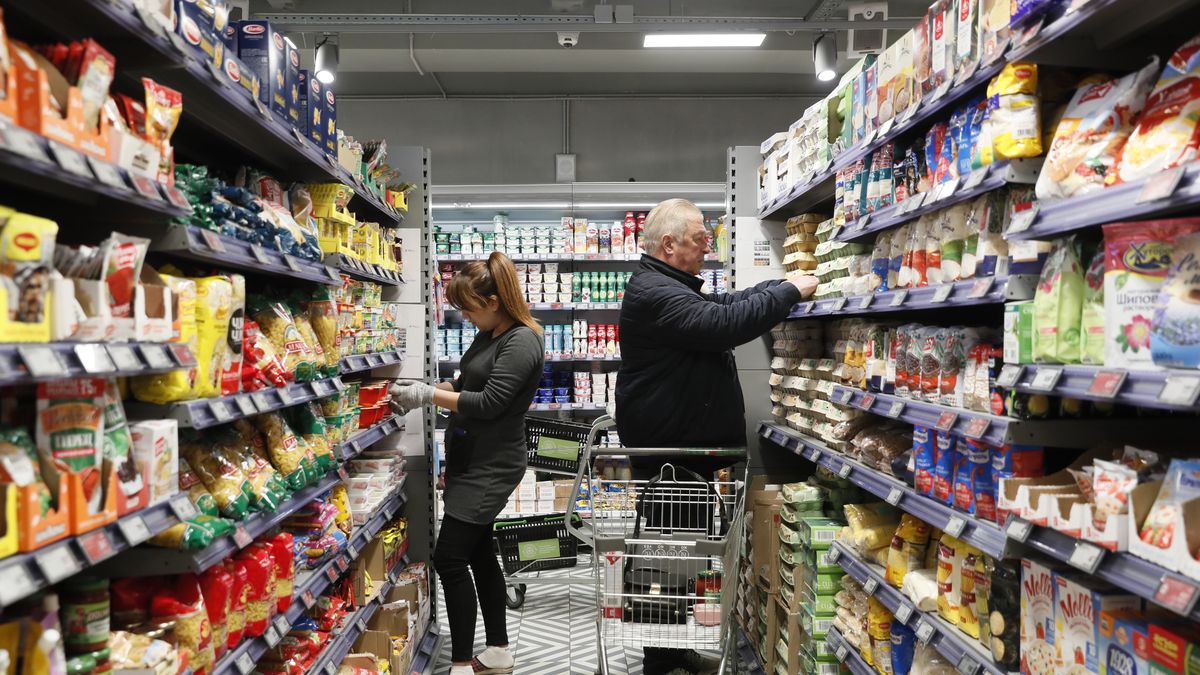 MOSCOW, RUSSIA  NOVEMBER 11, 2019: Customers in a Pyaterochka grocery store. Sergei Savostyanov/TASS (Photo by Sergei Savostyanov\TASS via Getty Images)