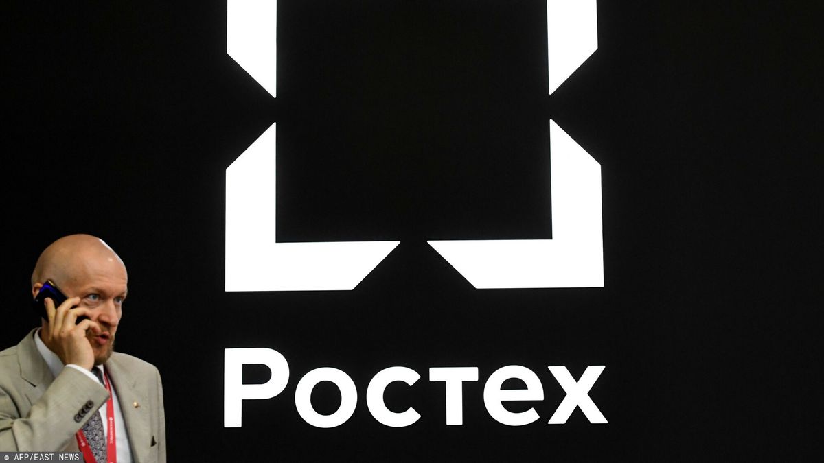 Temporary
A man walks past the logo of Russian industrial holding Rostec State Corp at the Saint Petersburg International Economic Forum on May 24, 2018 in Saint Petersburg. / AFP PHOTO / Kirill KUDRYAVTSEV
KIRILL KUDRYAVTSEV