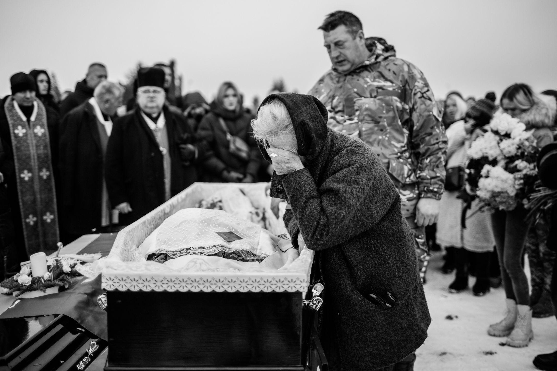 Matka przy ekshumowanym synu zabitym przez Rosjan