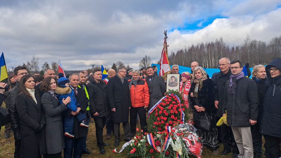 Sergiej Andrejew złożył w niedzielę wieniec w miejscu zburzonego pomnika gen. Iwana Czerniachowskiego w Pieniężnie