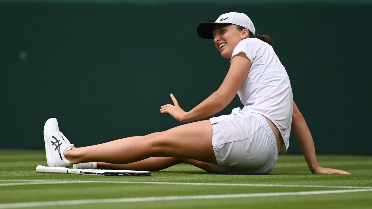 Iga Świątek of Poland falls during training at Wimbledon tennis courts ahead of the Wimbledon Championships 2022, Wimbledon, Britain, 24 June 2022. EPA/NEIL HALL EDITORIAL USE ONLY Dostawca: PAP/EPA.