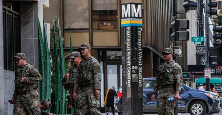 Żołnierze Gwardii Narodowej na przedmieściach Chicago. "Inwazja"