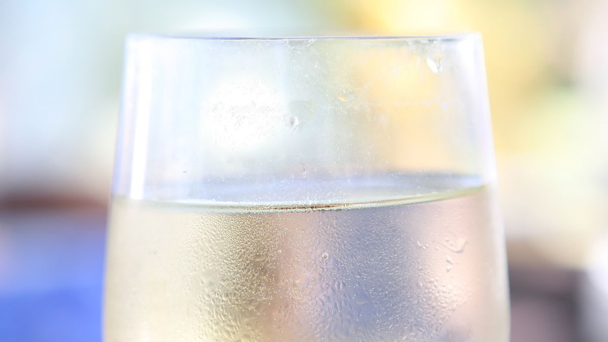 Białe wino stołowe