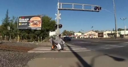 Utknął wózkiem na przejeździe kolejowym. Policjantka miała kilka sekund na ratunek