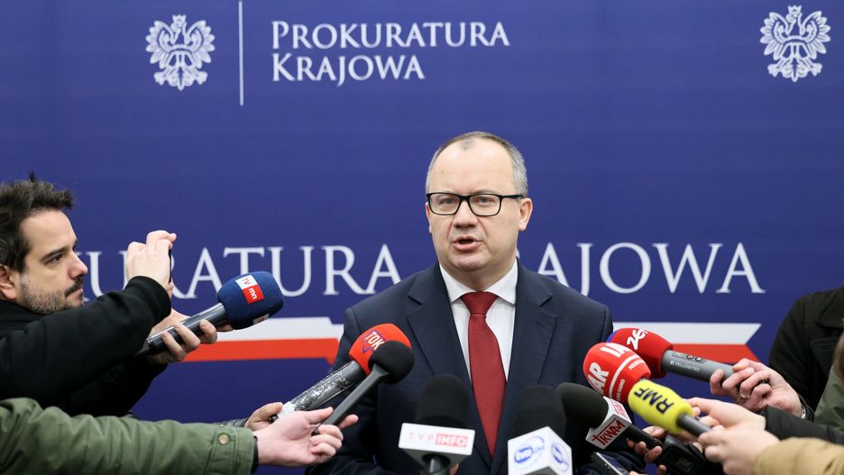 Sytuacja w Prokuraturze Krajowej
Fot. Mateusz Grochocki/East News. Warszawa, 15.01.2024. Siedziba Prokuratury Krajowej przy ul. Postepu. Od piatku trwa spor prawy o to kto pelni funkcje Prokuratura Krajowego. W piatek 12 bm. minister sprawiedliwosci uznal, ?e przywrocenie do sluzby czynnej Dariusza Barskiego zostalo dokonane z naruszeniem przepisow i powierzyl obowiazki Jackowi Bilewiczowi. Z ta decyzja nie zgadzaja sie zastepcy prok. Barskiego.
N/z: oswiadczenie ministra sprawiedliwosci Adama Bodnara w siedzibie PK.
Mateusz Grochocki