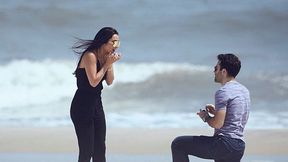 Romantyczna ceremonia nad oceanem. Piłkarz La Liga zaręczył się z długowłosą brunetką