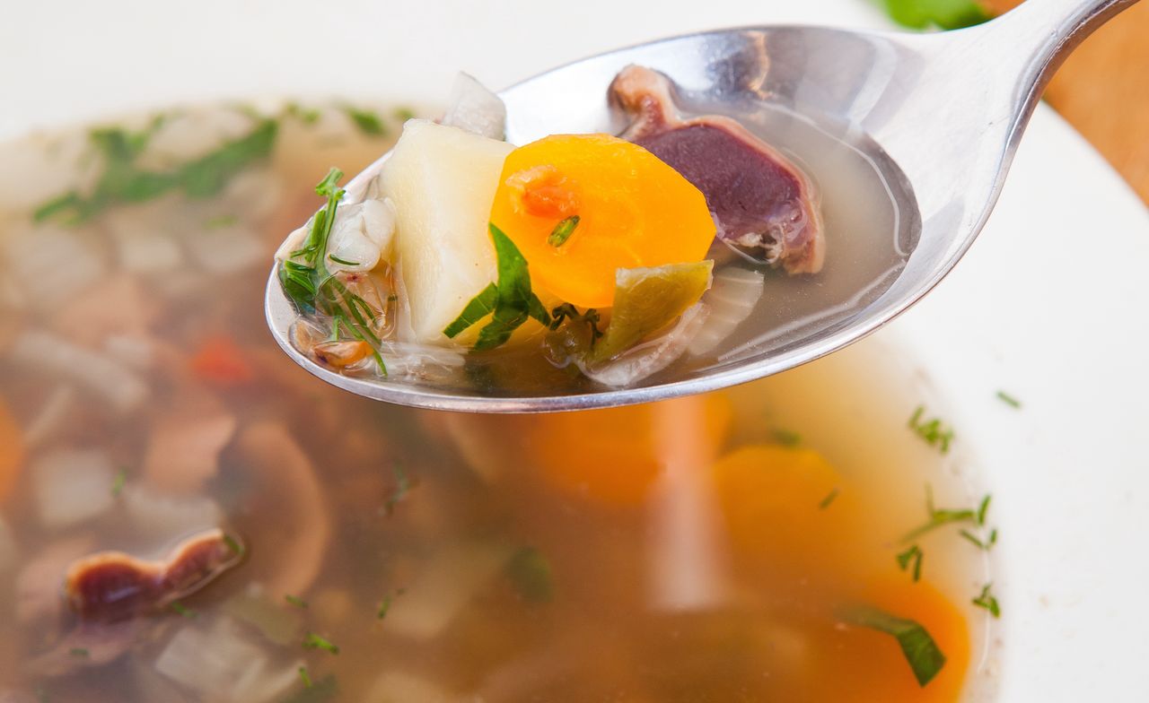 Taką zupę gotowały nasze babcie. Rozgrzewa i syci jak rosół, ale główny składnik budzi dziś niesmak