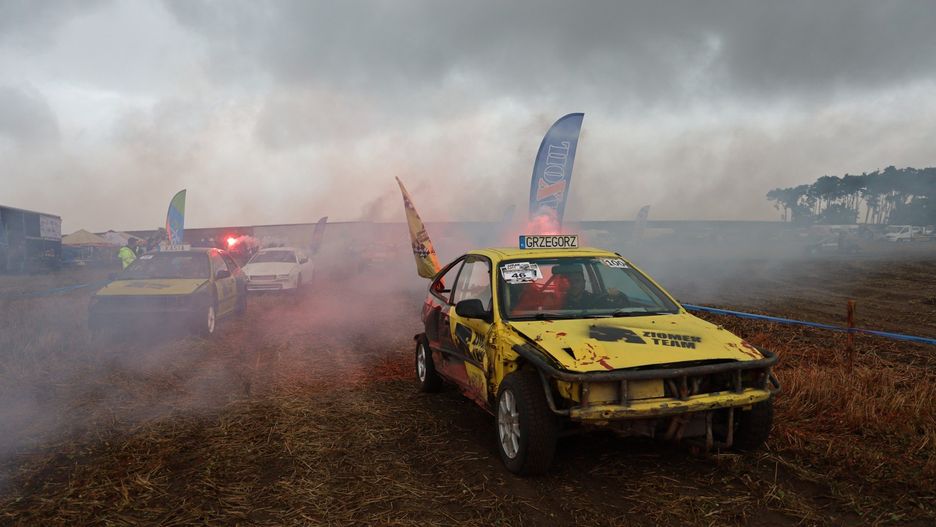 Wyścigi wraków są w naszym regionie bardzo popularne i zazwyczaj towarzyszy im szczytny cel. Na zdjęciu kadr z wyścigów, jakie latem odbyły się w Trzcinicy