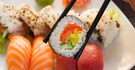 Jak zrobić domowe sushi na sylwestrową noc? Łatwe przepisy dla początkujących