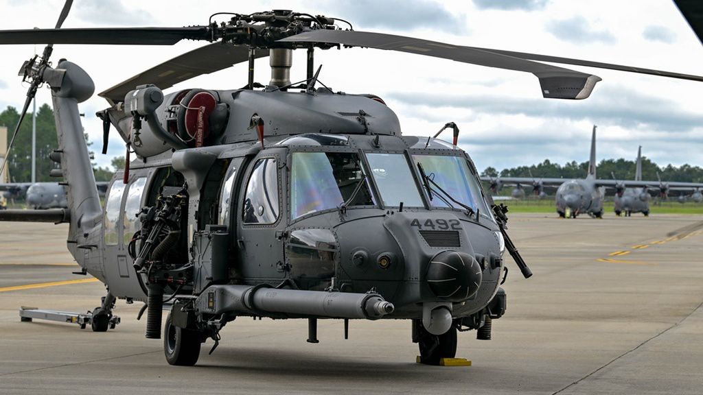 Śmigłowiec HH-60W Jolly Green II. Dobrze widoczna sonda do tankowania w powietrzu, radar, głowica obserwacyjna, a w bocznych drzwiach Minigun