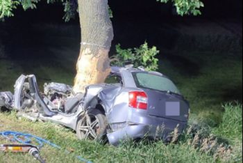 Tragiczny wypadek. Kierowca wbił się w drzewo. Nie żyje