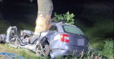 Tragiczny wypadek. Kierowca wbił się w drzewo. Nie żyje