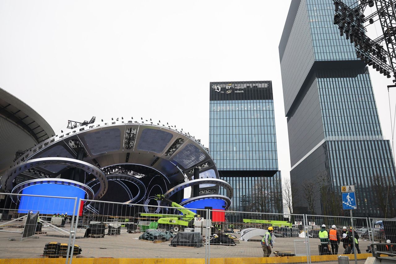 Katowice: Sylwester z Dwójką 2025 pod Spodkiem. Budowa sceny na ostatniej prostej - zobacz zdjęcia. Artyści wystąpią w kosmicznej budowli