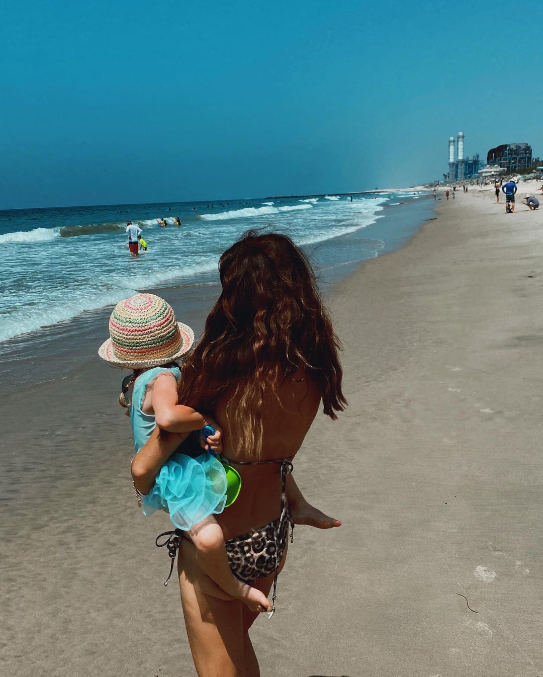 Weronika Rosati z córka na plaży