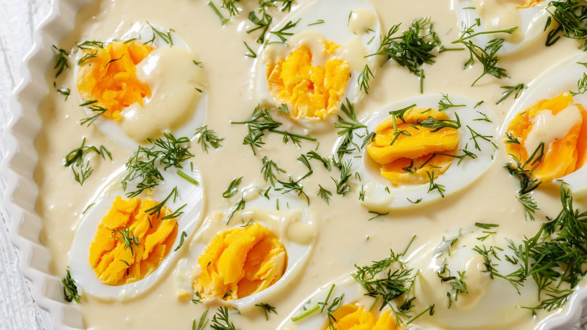 Jajka na twardo z sosem koperkowym