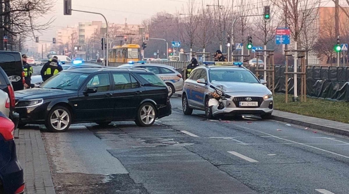 Wypadek na Grochowskiej. Strażniczka miejska w szpitalu. Sprawca odmówił poddania się badaniu na trzeźwość​