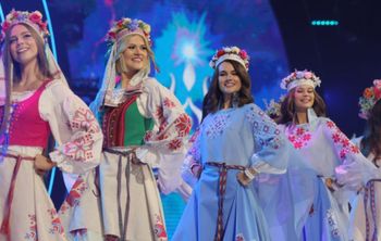 Miss Białorusi 2025 w strojach z cytatami Łukaszenki. Suknie kupione z budżetu