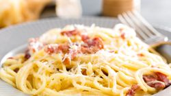 Jedzenie wczorajszego makaronu i ryżu może bardzo zaszkodzić. Rozwijają się na nich bakterie B.cereus