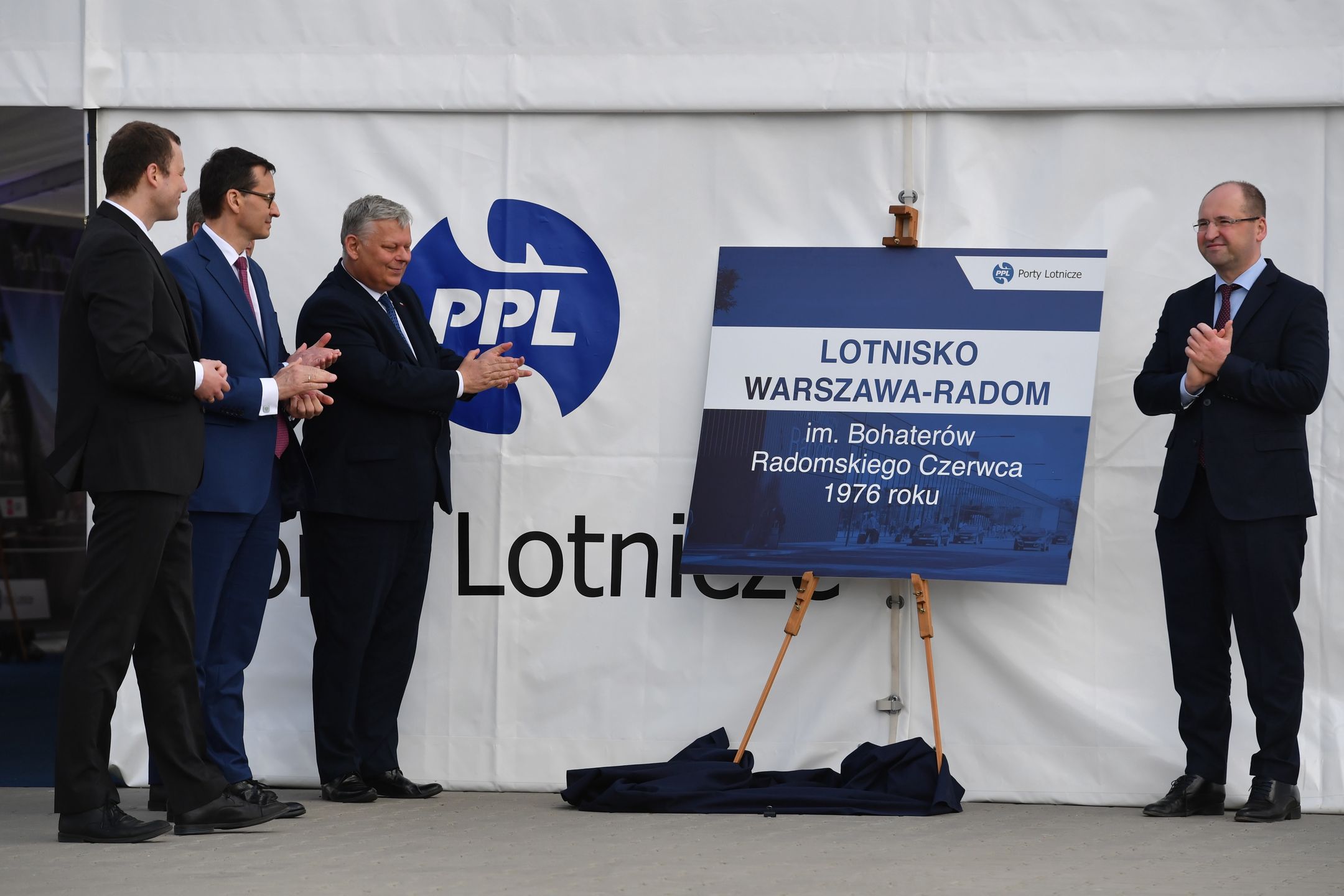 Wbicie pierwszej łopaty na budowie nowego lotniska w Radomiu w maju 2019 r. Pięć miesięcy później odbyły się wybory parlamentarne